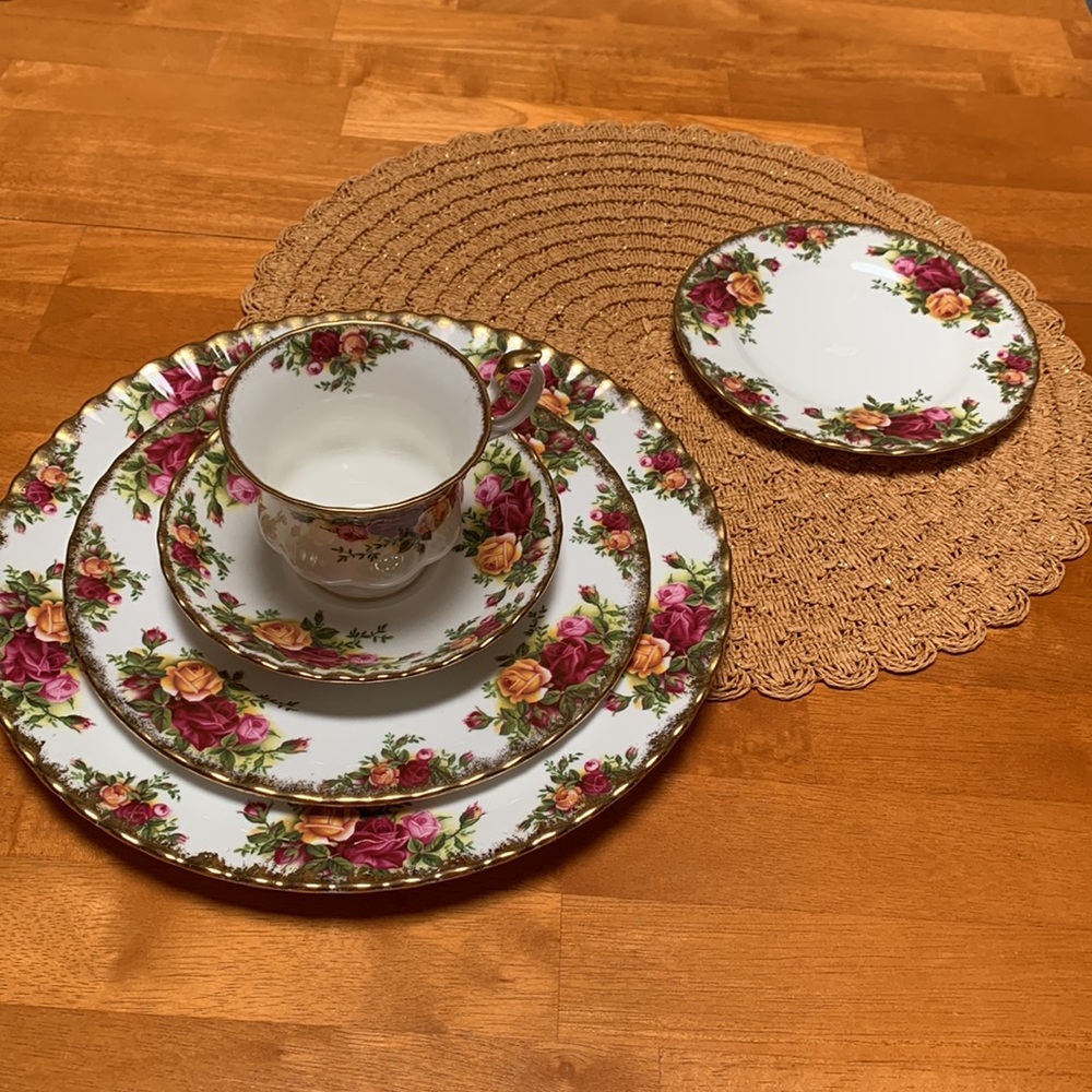 No longer Available**Old Country Roses Royal Albert LTD 1962 Bone China - Picture 5 of 5